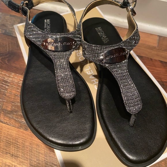 Michael Kors Plate Thong - Picture 2 of 7